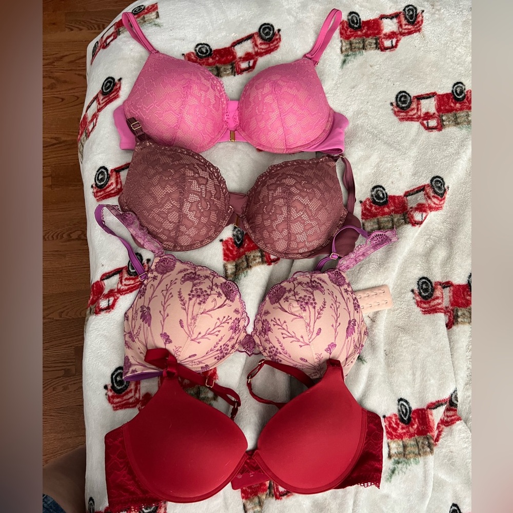 Soma Bras. 38 C. Brand new, only tried on once to find they aren’t for me.